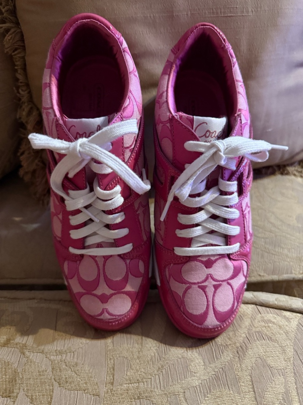 Coach Norra Signature "C" monogram pink sneakers preowned. - Picture 3 of 16